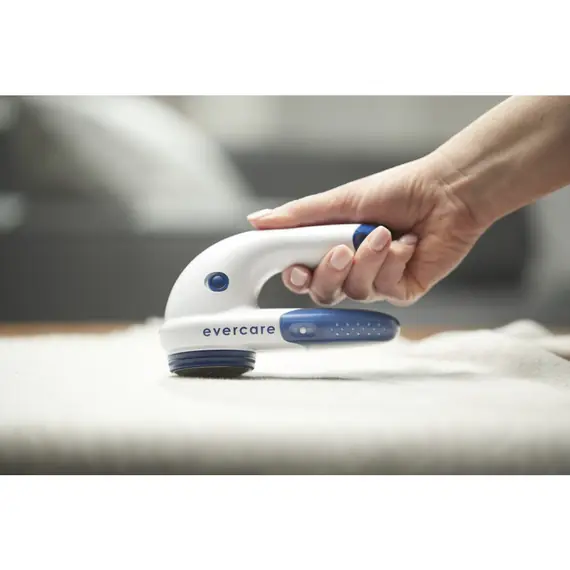 ​Evercare Lint Shaver - In Use