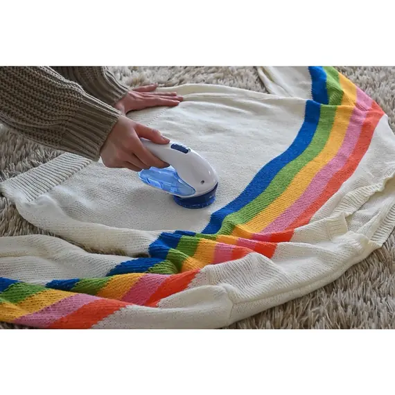 ​Evercare Lint Shaver - In Use